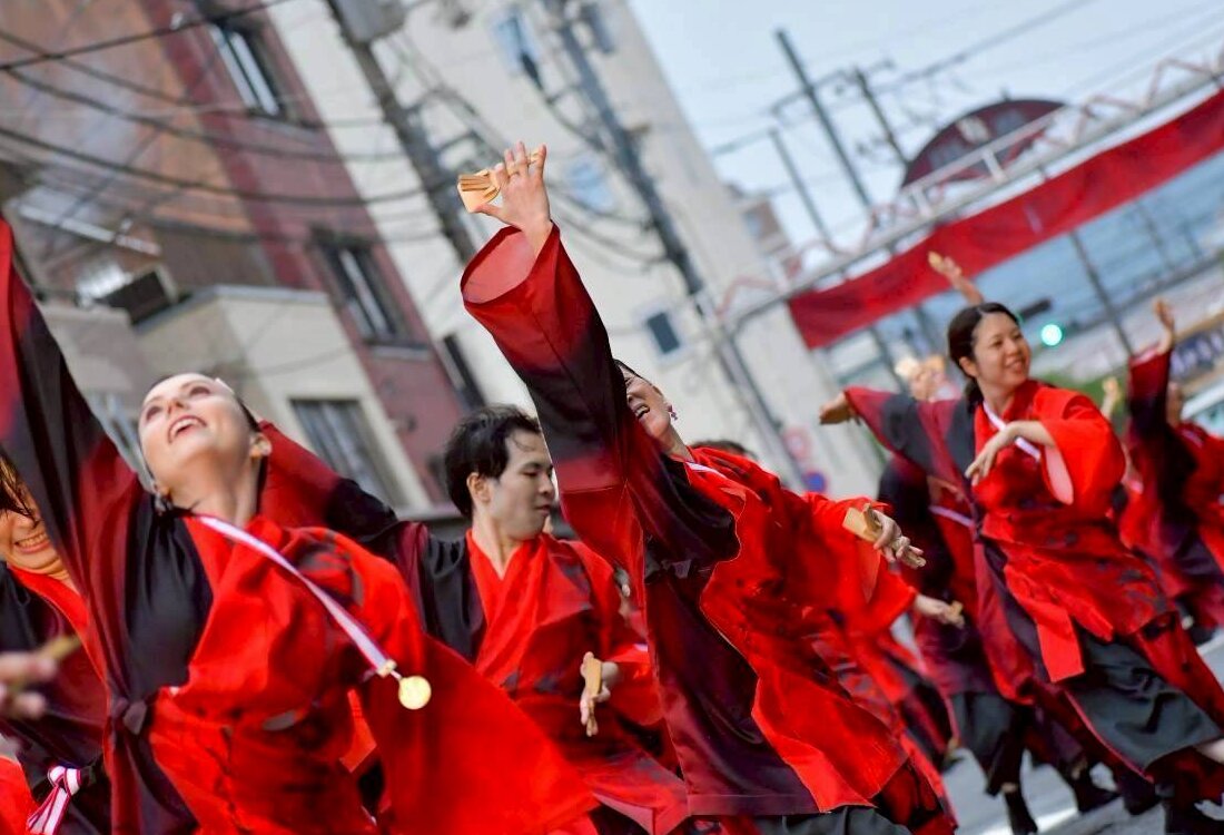 AZUKIの踊り子たちが空に手を伸ばす躍動的なよさこい演舞